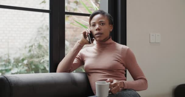 Décevoir femme d'affaires parlant au téléphone — Video