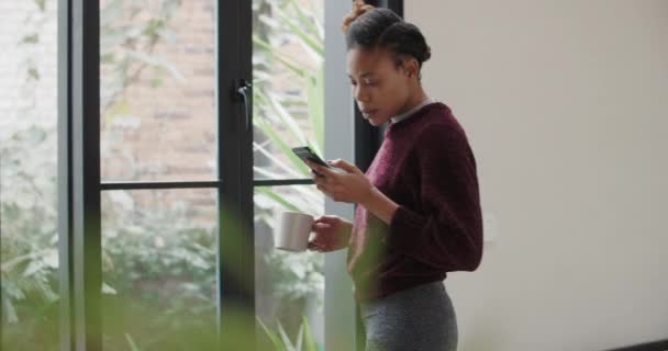 Planejamento freelancer jovem africano olhando pela janela — Vídeo de Stock