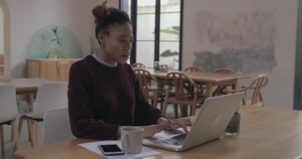 Africaine jeune femme occupée à taper sur ordinateur portable — Video