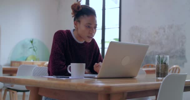 Mujer usando el ordenador portátil obtener grandes noticias tan feliz — Vídeos de Stock