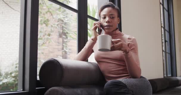 Heureuse femme d'affaires africaine parlant au téléphone — Video