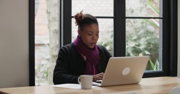 Africana estudiante universitaria escribiendo en el ordenador portátil — Vídeo de stock