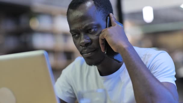 Hombre de negocios negro serio en el teléfono móvil — Vídeos de Stock