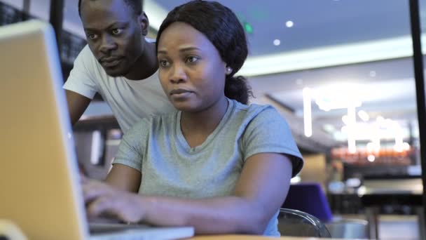 Estudantes universitários negros estudam juntos — Vídeo de Stock