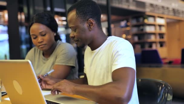 Estudiantes negros estudian juntos — Vídeos de Stock