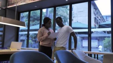 İki Afrikalı iş adamı birlikte tartışıyor.