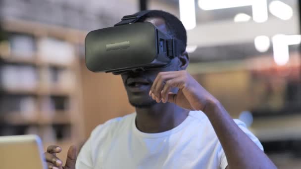 Mladý černoch hraje VR hru — Stock video