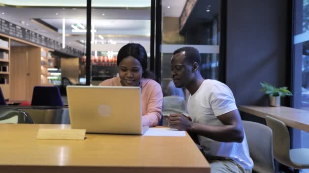 Двое счастливых африканских бизнесменов работают вместе — стоковое видео