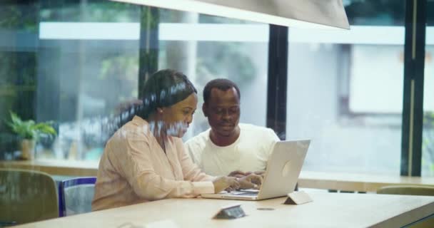 Empresario africano trabajando en la oficina — Vídeos de Stock