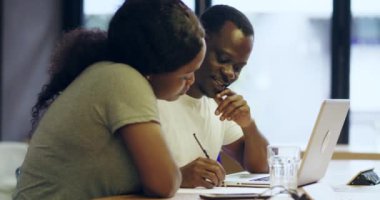 Afrikalı üniversite öğrencileri sınıfta birlikte okuyorlar.