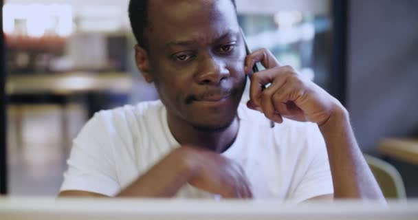 Hombre africano hablando por teléfono — Vídeo de stock