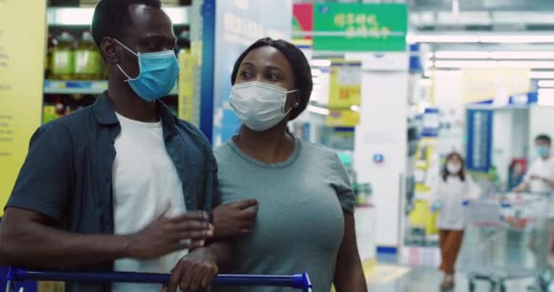 Africano casal compras no supermercado com máscara — Vídeo de Stock