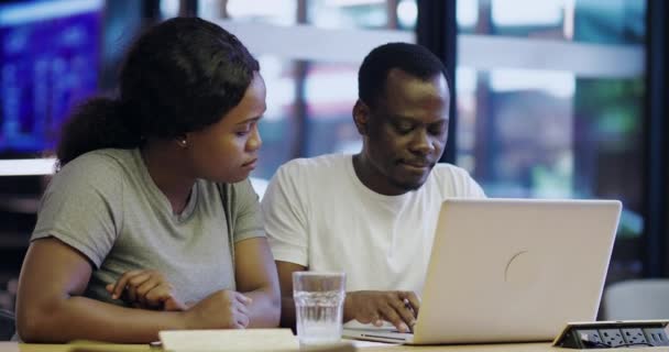 Zwei afrikanische Geschäftsleute arbeiten mit Laptop — Stockvideo