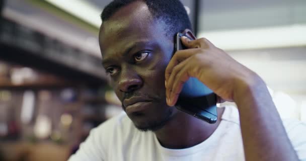 Africain parlant au téléphone — Video