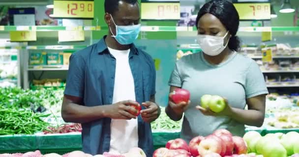 Afrikanisches Paar trägt Maske im Geschäft — Stockvideo