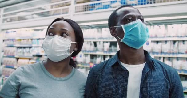 Africano pessoas na farmácia à procura de medicina — Vídeo de Stock