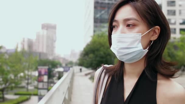 Mulher com máscara na cidade — Vídeo de Stock
