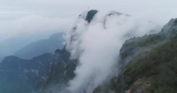 Emei Jinding en la niebla de la mañana — Vídeos de Stock