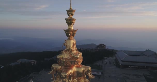 Gouden Boeddha standbeeld in de berg piek — Stockvideo