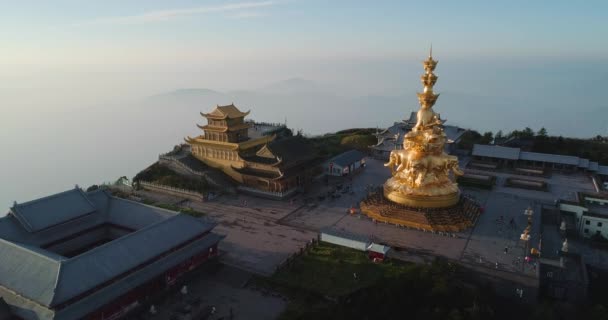 Luchtfoto van Jinding Emei berg — Stockvideo