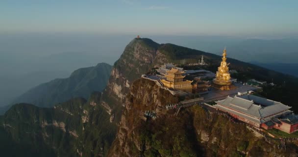 Vista aérea de la montaña Jinding Emei — Vídeos de Stock