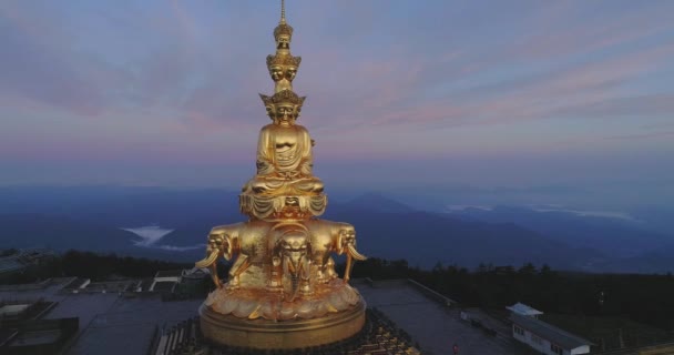 Close-up zicht op het gouden Boeddhabeeld — Stockvideo