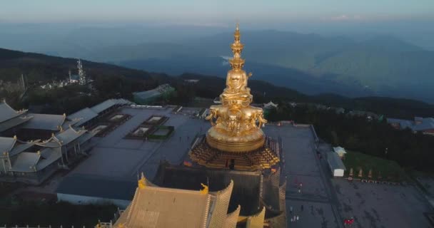 Χρυσό άγαλμα του Βούδα στην κορυφή του βουνού — Αρχείο Βίντεο