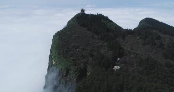 Tempel op de top van de berg boven de wolken — Stockvideo