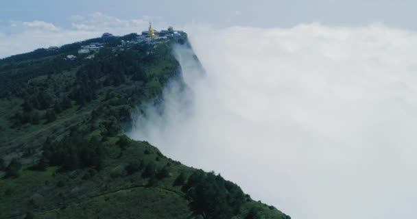 구름 위에 있는 진 징에 메이의 중국 전통 건축물 — 비디오