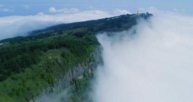 Jinding Emei dağının havadan görünüşü