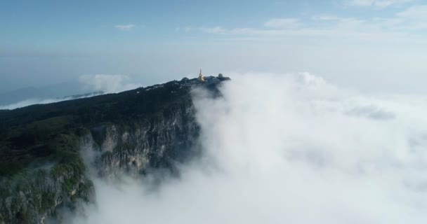 Widok z lotu ptaka góry Jinding Emei nad chmurami — Wideo stockowe