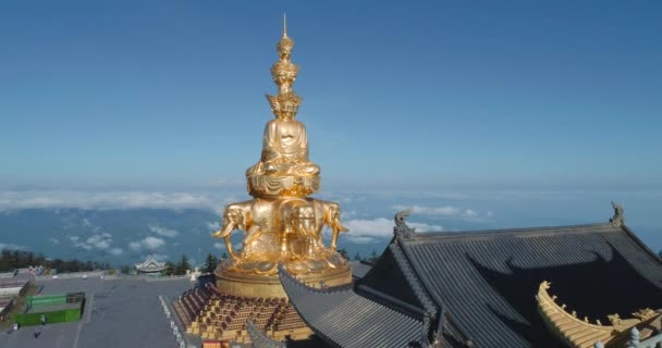 Statua del Buddha d'oro sulla cima della montagna — Video Stock
