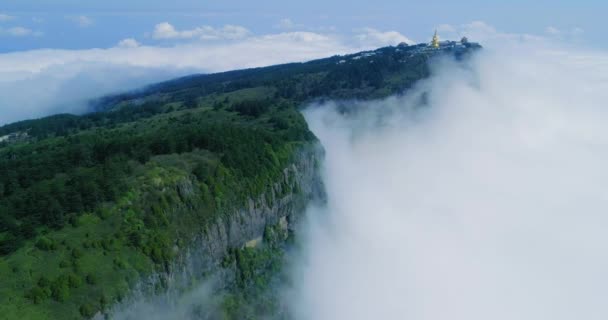Вид з висоти на гору Цзіндін - Емей. — стокове відео