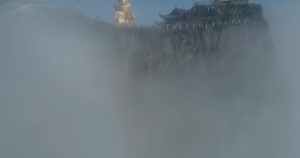 Luchtfoto van Jinding Emei berg — Stockvideo