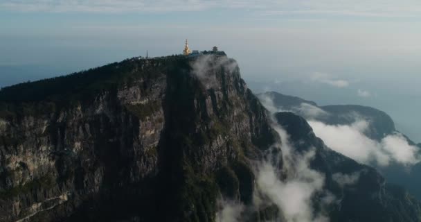 Altın Buda heykeli dağın zirvesinde uçurumun kenarında — Stok video
