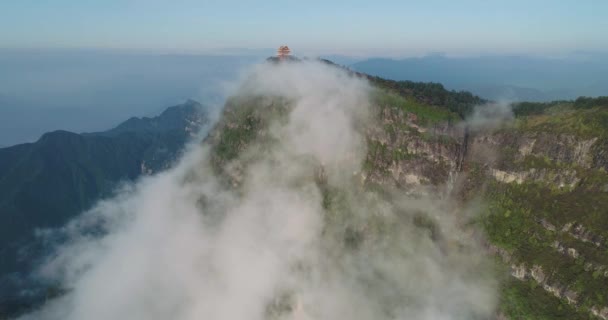 Arquitectura tradicional china en Jinding Emei sobre las nubes — Vídeos de Stock