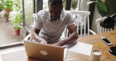 Ofiste dizüstü bilgisayarla çalışan adam