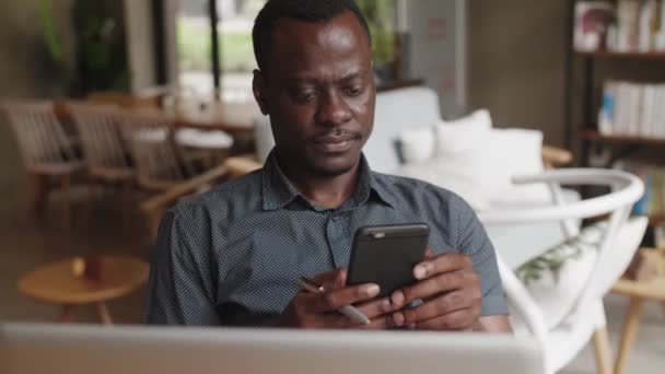 Férfi bekötve mobiltelefonra az irodában — Stock videók