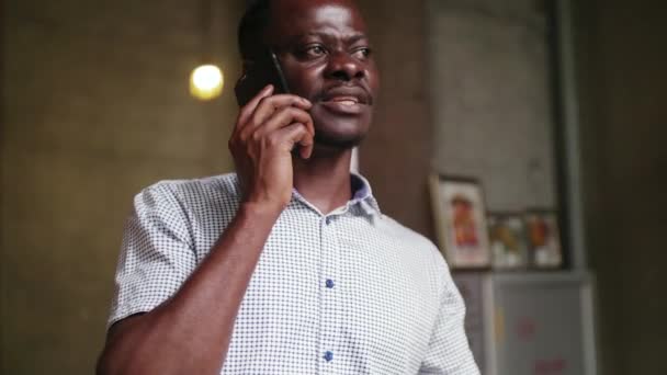 Μαύρος επιχειρηματίας μιλάει στο τηλέφωνο — Αρχείο Βίντεο