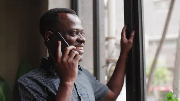 Happy Black jongeman aan de telefoon — Stockvideo