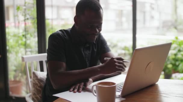 Feliz hombre video chat en línea — Vídeo de stock