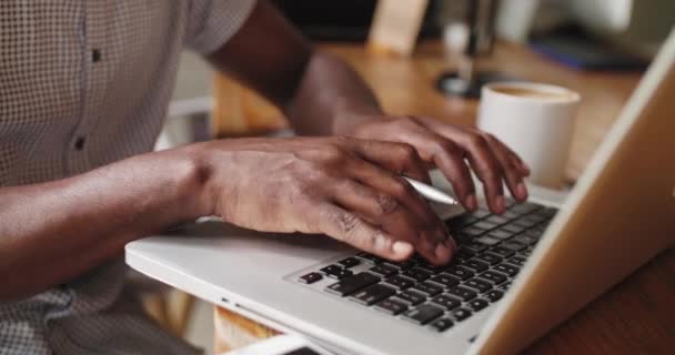 Человек, работающий с ноутбуком в офисе — стоковое видео