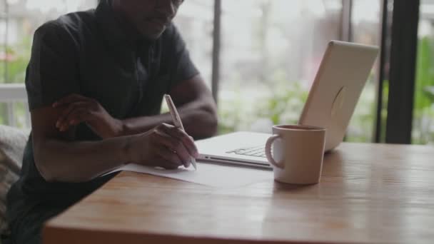 Homem de negócios preto trabalhando no laptop — Vídeo de Stock