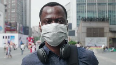 İnsan portresi Coronavirus Covid-19 salgınında maske takıyor