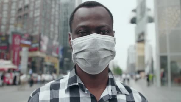 コロナウイルスCovid-19パンデミックはマスクを外す人の上にあります — ストック動画