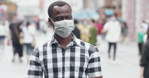 Människohosta i gatan coronavirus Covid-19 — Stockvideo