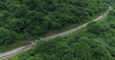 Dağda yürüyüş yapan bir grup insan.