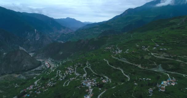 Wunderschöne Landschaft des Bergdorfes am Hang — Stockvideo