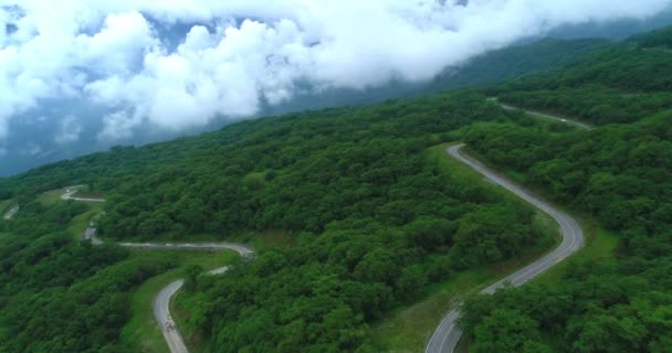 Извилистая дорога в горном пейзаже — стоковое видео