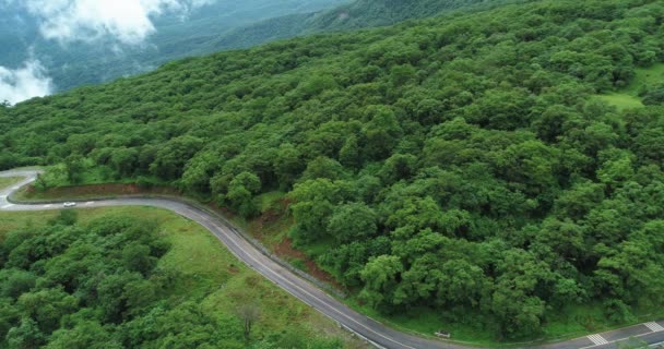 Conducción de coches en la carretera sinuosa en el paisaje de montaña — Vídeo de stock